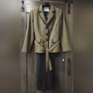 LeSuit Tan and Black Women's Pant Suit with Detachable Belt - Size 18 NWT!
